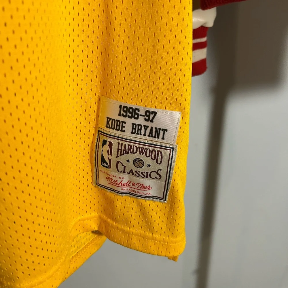 Men's Mitchell & Ness Los Angeles Lakers Kobe Bryant #8 Jersey - Size L - Picture 4 of 5